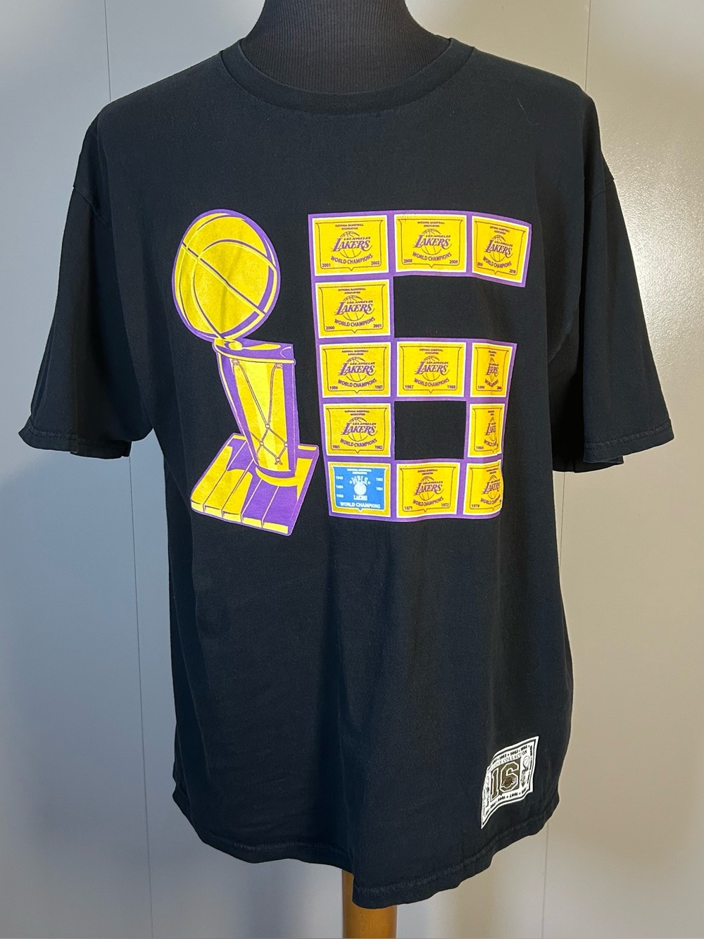 NBA Los Angeles Lakers 16 Championship Trophy XL T-shirt